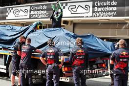 The Red Bull Racing RB18 of Sergio Perez (MEX) Red Bull Racing is recovered back to the pits on the back of a truck. 24.02.2022. Formula One Testing, Day Two, Barcelona, Spain. Thursday.