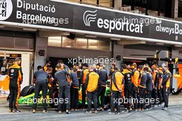 Daniel Ricciardo (AUS) McLaren MCL36 running flow-vis paint - surrounded by team members. 24.02.2022. Formula One Testing, Day Two, Barcelona, Spain. Thursday.