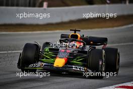 Sergio Perez (MEX) Red Bull Racing RB18 running flow-vis paint. 24.02.2022. Formula One Testing, Day Two, Barcelona, Spain. Thursday.