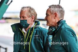 (L to R): Andrew Green (GBR) Aston Martin F1 Team Technical Director with Martin Whitmarsh (GBR) Aston Martin F1 Team Group Chief Executive Officer. 24.02.2022. Formula One Testing, Day Two, Barcelona, Spain. Thursday.