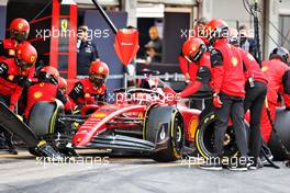 Charles Leclerc (MON) Ferrari F1-75 practices a pit stop. 24.02.2022. Formula One Testing, Day Two, Barcelona, Spain. Thursday.