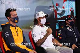 (L to R): Daniel Ricciardo (AUS) McLaren; Lewis Hamilton (GBR) Mercedes AMG F1; and Sergio Perez (MEX) Red Bull Racing, in the FIA Press Conference. 23.02.2022. Formula One Testing, Day One, Barcelona, Spain. Wednesday.