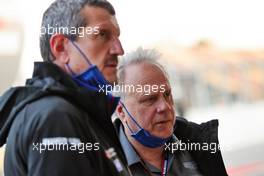 Gene Haas (USA) Haas Automotion President with Guenther Steiner (ITA) Haas F1 Team Prinicipal. 23.02.2022. Formula One Testing, Day One, Barcelona, Spain. Wednesday.