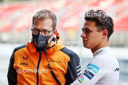 Lando Norris (GBR) McLaren with Andreas Seidl, McLaren Managing Director. 23.02.2022. Formula One Testing, Day One, Barcelona, Spain. Wednesday.