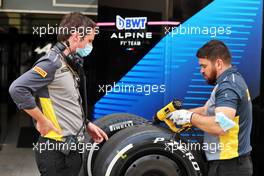 Alpine F1 Team - Pirelli tyre engineers. 11.03.2022. Formula 1 Testing, Sakhir, Bahrain, Day Two.