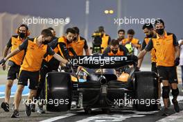 Mechanics go out to collect the McLaren MCL36 of Lando Norris (GBR), who stopped on track. 11.03.2022. Formula 1 Testing, Sakhir, Bahrain, Day Two.