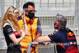 Randy Singh, McLaren Director, Strategy and Sporting, (Left) with Jonathan Wheatley (GBR) Red Bull Racing Team Manager (Right) and Ruth Buscombe (GBR) Alfa Romeo F1 Team Trackside Strategy Engineer (Left). 11.03.2022. Formula 1 Testing, Sakhir, Bahrain, Day Two.