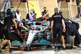 George Russell (GBR) Mercedes AMG F1 W13 practices a pit stop. 12.03.2022. Formula 1 Testing, Sakhir, Bahrain, Day Three.