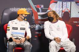 (L to R): Lando Norris (GBR) McLaren with Lewis Hamilton (GBR) Mercedes AMG F1 in the FIA Press Conference. 12.03.2022. Formula 1 Testing, Sakhir, Bahrain, Day Three.