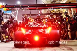 Max Verstappen (NLD) Red Bull Racing RB18 practices a pit stop. 12.03.2022. Formula 1 Testing, Sakhir, Bahrain, Day Three.