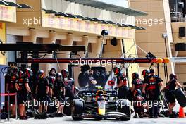 Sergio Perez (MEX) Red Bull Racing RB18 practices a pit stop. 12.03.2022. Formula 1 Testing, Sakhir, Bahrain, Day Three.
