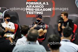 (L to R): Yuki Tsunoda (JPN) AlphaTauri; Max Verstappen (NLD) Red Bull Racing; and George Russell (GBR) Mercedes AMG F1, in the FIA Press Conference. 10.03.2022. Formula 1 Testing, Sakhir, Bahrain, Day One.