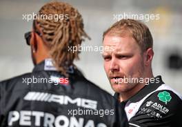 Valtteri Bottas (FIN) Mercedes AMG F1 and Lewis Hamilton (GBR) Mercedes AMG F1. 10.03.2022. Formula 1 Testing, Sakhir, Bahrain, Day One.