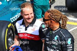 (L to R): Valtteri Bottas (FIN) Mercedes AMG F1 and Lewis Hamilton (GBR) Mercedes AMG F1. 10.03.2022. Formula 1 Testing, Sakhir, Bahrain, Day One.