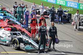 George Russell (GBR) Mercedes AMG F1 and Lewis Hamilton (GBR) Mercedes AMG F1 - drivers group photo. 10.03.2022. Formula 1 Testing, Sakhir, Bahrain, Day One.