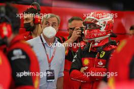 (L to R): Carlos Sainz (ESP) with Charles Leclerc (MON) Ferrari. 10.03.2022. Formula 1 Testing, Sakhir, Bahrain, Day One.