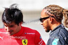 Lewis Hamilton (GBR) Mercedes AMG F1 with Carlos Sainz Jr (ESP) Ferrari. 10.03.2022. Formula 1 Testing, Sakhir, Bahrain, Day One.