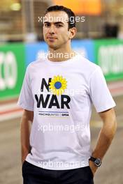 Nicholas Latifi (CDN) Williams Racing wearing t-shirt supporting the GPDA No War #RacingUnited campaign. 09.03.2022. Formula 1 Testing, Sakhir, Bahrain.
