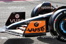 McLaren MCL36 front wing detail. 10.03.2022. Formula 1 Testing, Sakhir, Bahrain, Day One.