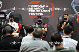 (L to R): Yuki Tsunoda (JPN) AlphaTauri; Max Verstappen (NLD) Red Bull Racing; and George Russell (GBR) Mercedes AMG F1, in the FIA Press Conference. 10.03.2022. Formula 1 Testing, Sakhir, Bahrain, Day One.