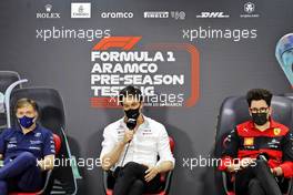 (L to R): Jost Capito (GER) Williams Racing Chief Executive Officer; Toto Wolff (GER) Mercedes AMG F1 Shareholder and Executive Director; and Mattia Binotto (ITA) Ferrari Team Principal, in the FIA Press Conference. 10.03.2022. Formula 1 Testing, Sakhir, Bahrain, Day One.