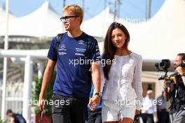Alexander Albon (THA) Williams Racing with his girlfriend Muni Lily He (CHN) Professional Golfer. 18.11.2022. Formula 1 World Championship, Rd 22, Abu Dhabi Grand Prix, Yas Marina Circuit, Abu Dhabi, Practice Day.