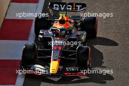 Sergio Perez (MEX) Red Bull Racing RB18. 18.11.2022. Formula 1 World Championship, Rd 22, Abu Dhabi Grand Prix, Yas Marina Circuit, Abu Dhabi, Practice Day.