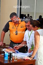 (L to R): Zak Brown (USA) McLaren Executive Director with Rainer Schlegelmilch (GER) Photographer. 18.11.2022. Formula 1 World Championship, Rd 22, Abu Dhabi Grand Prix, Yas Marina Circuit, Abu Dhabi, Practice Day.