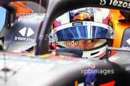 Liam Lawson (NZL) Red Bull Racing RB18 Test Driver.. 18.11.2022. Formula 1 World Championship, Rd 22, Abu Dhabi Grand Prix, Yas Marina Circuit, Abu Dhabi, Practice Day.