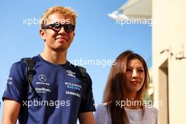 Alexander Albon (THA) Williams Racing with his girlfriend Muni Lily He (CHN) Professional Golfer. 18.11.2022. Formula 1 World Championship, Rd 22, Abu Dhabi Grand Prix, Yas Marina Circuit, Abu Dhabi, Practice Day.