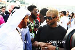 (L to R): Mohammed Bin Sulayem (UAE) FIA President with Usher (USA) Singer on the grid. 20.11.2022. Formula 1 World Championship, Rd 22, Abu Dhabi Grand Prix, Yas Marina Circuit, Abu Dhabi, Race Day.