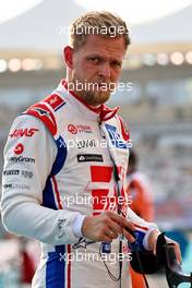 Kevin Magnussen (DEN) Haas F1 Team on the grid. 20.11.2022. Formula 1 World Championship, Rd 22, Abu Dhabi Grand Prix, Yas Marina Circuit, Abu Dhabi, Race Day.