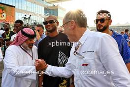 (L to R): Muhammed Al Khalifa (BRN) Bahrain Circuit Chairman with Usher (USA) Singer and Stefano Domenicali (ITA) Formula One President and CEO on the grid. 20.11.2022. Formula 1 World Championship, Rd 22, Abu Dhabi Grand Prix, Yas Marina Circuit, Abu Dhabi, Race Day.