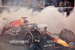 Race winner Max Verstappen (NLD) Red Bull Racing RB18 performs donuts at the end of the race. 20.11.2022. Formula 1 World Championship, Rd 22, Abu Dhabi Grand Prix, Yas Marina Circuit, Abu Dhabi, Race Day.