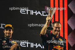 (L to R): Sergio Perez (MEX) Red Bull Racing with Olaf Janssen (ZAF) Red Bull Racing Trackside Infrastructure Group Leader on the podium. 20.11.2022. Formula 1 World Championship, Rd 22, Abu Dhabi Grand Prix, Yas Marina Circuit, Abu Dhabi, Race Day.