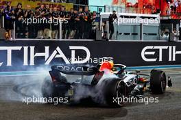 Race winner Max Verstappen (NLD) Red Bull Racing RB18 performs donuts at the end of the race. 20.11.2022. Formula 1 World Championship, Rd 22, Abu Dhabi Grand Prix, Yas Marina Circuit, Abu Dhabi, Race Day.