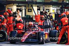 Charles Leclerc (MON) Ferrari F1-75 makes a pit stop. 20.11.2022. Formula 1 World Championship, Rd 22, Abu Dhabi Grand Prix, Yas Marina Circuit, Abu Dhabi, Race Day.