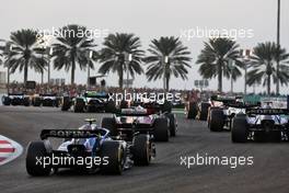 Nicholas Latifi (CDN) Williams Racing FW44 at the start of the race. 20.11.2022. Formula 1 World Championship, Rd 22, Abu Dhabi Grand Prix, Yas Marina Circuit, Abu Dhabi, Race Day.