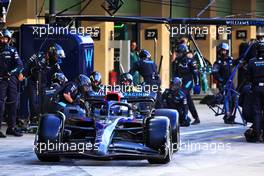 Alexander Albon (THA) Williams Racing FW44 makes a pit stop. 20.11.2022. Formula 1 World Championship, Rd 22, Abu Dhabi Grand Prix, Yas Marina Circuit, Abu Dhabi, Race Day.