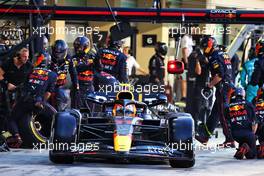 Sergio Perez (MEX) Red Bull Racing RB18 makes a pit stop. 20.11.2022. Formula 1 World Championship, Rd 22, Abu Dhabi Grand Prix, Yas Marina Circuit, Abu Dhabi, Race Day.