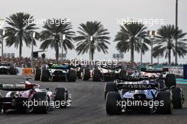 Alexander Albon (THA) Williams Racing FW44 at the start of the race. 20.11.2022. Formula 1 World Championship, Rd 22, Abu Dhabi Grand Prix, Yas Marina Circuit, Abu Dhabi, Race Day.