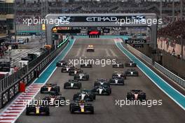 Max Verstappen (NLD) Red Bull Racing RB18 and Sergio Perez (MEX) Red Bull Racing RB18 lead at the start of the race. 20.11.2022. Formula 1 World Championship, Rd 22, Abu Dhabi Grand Prix, Yas Marina Circuit, Abu Dhabi, Race Day.