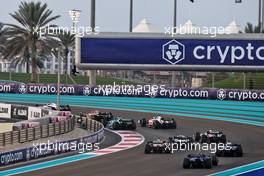 The start of the race. 20.11.2022. Formula 1 World Championship, Rd 22, Abu Dhabi Grand Prix, Yas Marina Circuit, Abu Dhabi, Race Day.