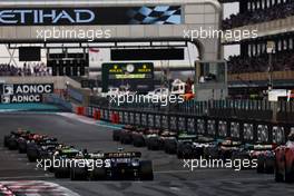 The start of the race. 20.11.2022. Formula 1 World Championship, Rd 22, Abu Dhabi Grand Prix, Yas Marina Circuit, Abu Dhabi, Race Day.