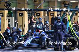 Alexander Albon (THA) Williams Racing FW44 makes a pit stop. 20.11.2022. Formula 1 World Championship, Rd 22, Abu Dhabi Grand Prix, Yas Marina Circuit, Abu Dhabi, Race Day.