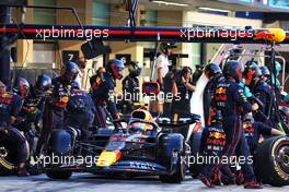 Sergio Perez (MEX) Red Bull Racing RB18 makes a pit stop. 20.11.2022. Formula 1 World Championship, Rd 22, Abu Dhabi Grand Prix, Yas Marina Circuit, Abu Dhabi, Race Day.