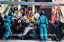 Lewis Hamilton (GBR) Mercedes AMG F1 W13 makes a pit stop. 20.11.2022. Formula 1 World Championship, Rd 22, Abu Dhabi Grand Prix, Yas Marina Circuit, Abu Dhabi, Race Day.
