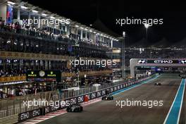 Lewis Hamilton (GBR) Mercedes AMG F1 W13. 20.11.2022. Formula 1 World Championship, Rd 22, Abu Dhabi Grand Prix, Yas Marina Circuit, Abu Dhabi, Race Day.