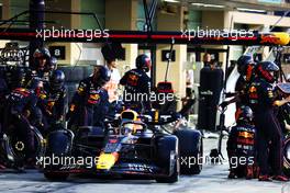 Max Verstappen (NLD) Red Bull Racing RB18 makes a pit stop. 20.11.2022. Formula 1 World Championship, Rd 22, Abu Dhabi Grand Prix, Yas Marina Circuit, Abu Dhabi, Race Day.