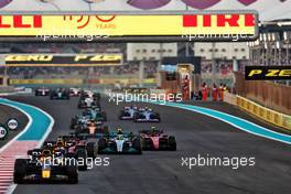 Max Verstappen (NLD) Red Bull Racing RB18 leads at the start of the race. 20.11.2022. Formula 1 World Championship, Rd 22, Abu Dhabi Grand Prix, Yas Marina Circuit, Abu Dhabi, Race Day.